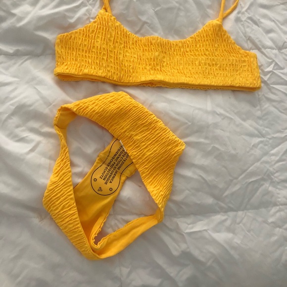 Yellow bikini - Picture 5 of 5